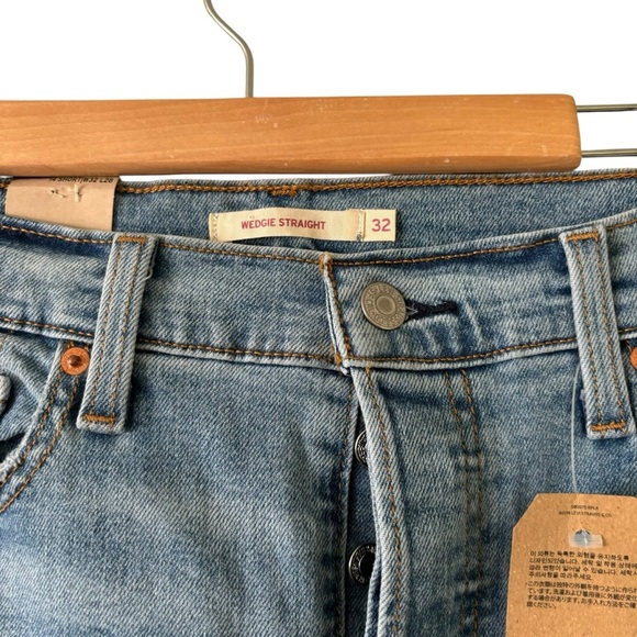 NWT Levi’s Women’s Wedgie Straight Distressed Denim Jeans- Size 32 - Picture 4 of 9